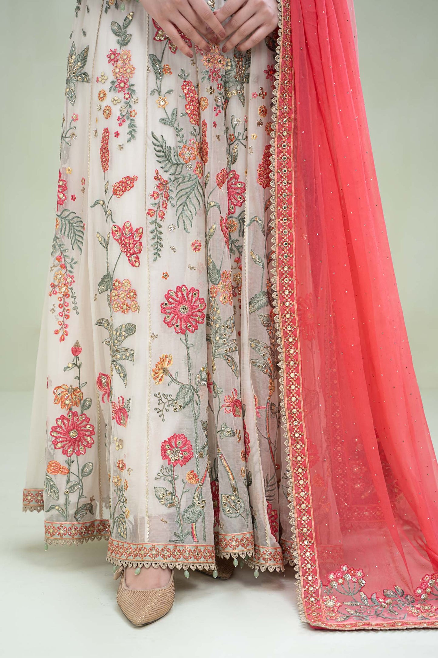 #usaindians #ukindians #ukindianfashion #ukpakistanifaishon #ukpakistaniclothes #ukpakistani #canadafashion #australiaindians #australianpak #newarrivals #pakistanisuits #indianwedding #sareefashion #pakistaniwedding #womensfashion #weddingsarees #maxidress #weddingseason #lehengacholi #shalwarkameez #shalwarkameezsuit #lehengacollection